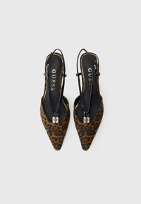 Leopárdmintás slingback magassarkú cipők hegyes orral, fekete lakk pánttal és arany logó akcentussal az elején. Simább textil felsőrész.