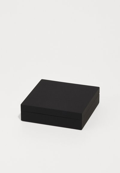 Cutie rectangulară neagră, cu o suprafață mată și netedă, dotată cu un capac care se potrivește perfect, concepută pentru stocare compactă.