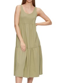 Robe sans manches à col scoop de couleur kaki, présentant un design à volants, une coupe décontractée et un tissu doux et léger.