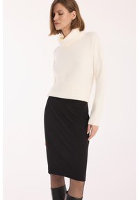 Biały sweter z kapturem, wykonany z miękkiego materiału, w połączeniu z czarną ołówkową spódnicą z prążkowanego materiału. Gładka textura i dopasowany fason.