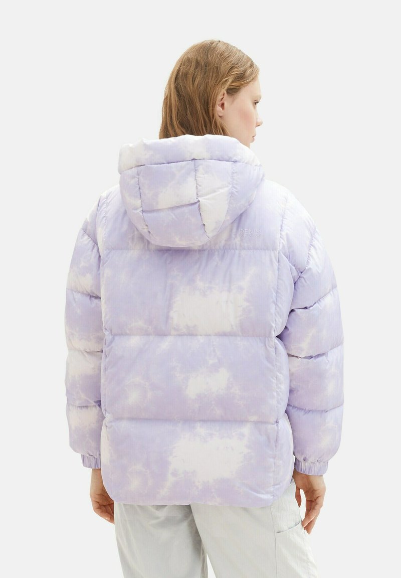 Kurtka puchowa w jasnym lawendowym kolorze z wzorem tie-dye. Posiada kaptur, pikowaną konstrukcję oraz elastyczne mankiety. Miękki, błyszczący materiał.