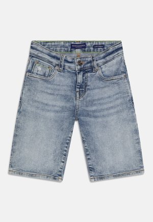Short en jean bleu clair avec fermeture par bouton et zip, poches avant et poche à monnaie, et détails subtils d'usure.