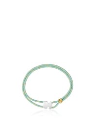 La pulsera presenta dos hebras trenzadas en azul claro y verde con un charm de mariposa de plata y un detalle de cierre dorado.