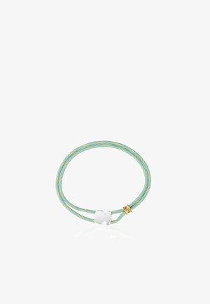 Il braccialetto presenta due filamenti attorcigliati in blu chiaro e verde, con un charm a forma di farfalla in argento e un dettaglio in oro sulla chiusura.