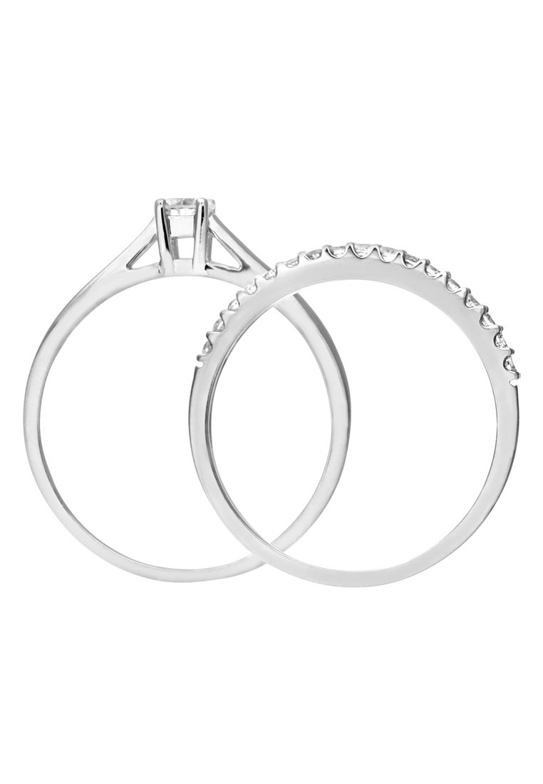 Due anelli d'argento: uno presenta una montatura centrale con una base triangolare, e l'altro ha una fascia texture con piccole punte.