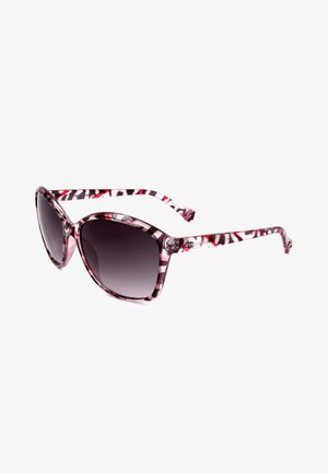 Occhiali da sole con grandi lenti nere sfumate quadrate arrotondate e montatura e aste con motivi rossi, bianchi e neri, marca Converse.