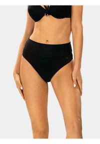 Czarne kąpielówki o wysokim stanie, wykonane z gładkiego materiału, z szerokim elastycznym paskiem w talii i minimalistycznym designem. Posiadają subtelny detal z logo.