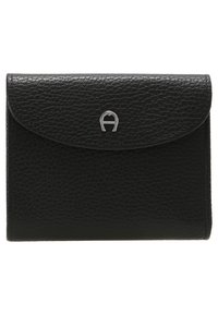 Portafoglio in pelle nera con finitura testurizzata, flap pieghevole e accento del logo in argento. Forma rettangolare compatta con angoli arrotondati.