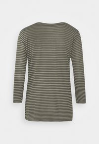 Olivengrünes Longsleeve-Shirt mit weißen horizontalen Streifen, rundem Ausschnitt und lässiger Passform, aus weichem, leichtem Stoff gefertigt.