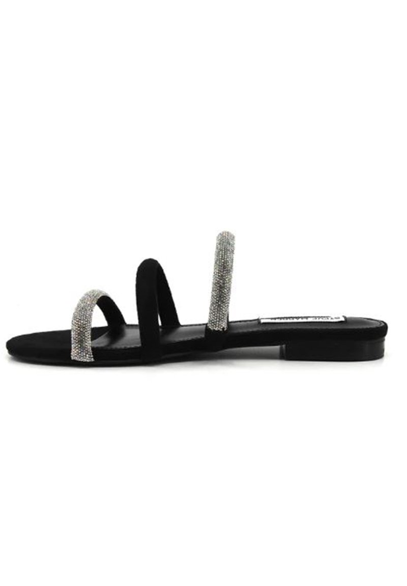 Sandalo in suede nero con tre cinturini, due dei quali presentano dettagli in strass. Suola piatta, design open toe, profilo minimalista ed elegante.
