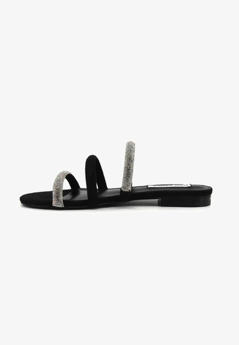 Sandalo in suede nero con tre cinturini, due dei quali presentano dettagli in strass. Suola piatta, design open toe, profilo minimalista ed elegante.