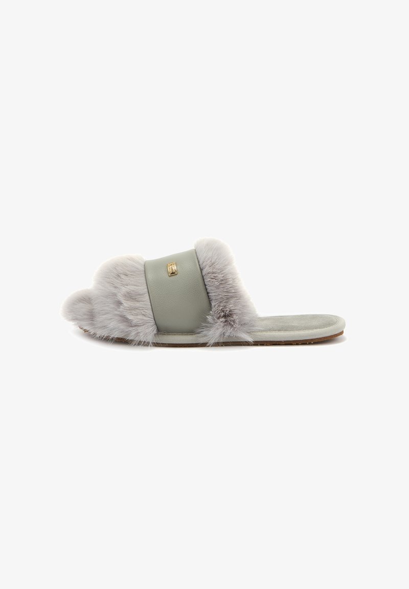 Grijze nepbont slideslippers met een groene leren band, platte zool en gouden embleemdetail. Zachte textuur met donzige accenten.