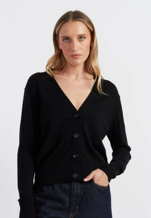 Cardigan nero con scollo a V, bottoni sul davanti e polsini a costine. Realizzato in materiale morbido, con un taglio comodo e rilassato.