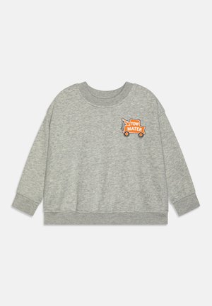 Sweatshirt gris avec des manches longues, un col rond et un design brodé "Tow Mater" en orange, accompagné d'un graphique de dépanneuse.