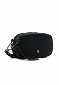 Borsa a tracolla nera rettangolare con doppia zip, pannello laterale con stampa leopardata, tracolla removibile e logo "SF" in argento sul davanti.