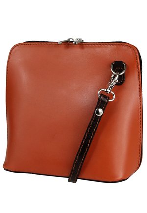 Braune Leder-Reißverschlusstasche mit quadratischer Form, ausgestattet mit einem abnehmbaren Trageriemen und Kontrastnähten. Glatte Textur mit minimalem Hardwareeinsatz.