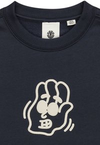 Marineblauwe sweatshirt met een grote witte afbeelding van een hand met gelaatskenmerken, gemaakt van zacht katoen met een geribbelde halslijn.
