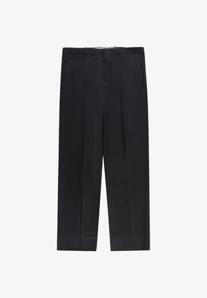 Zwarte formele broek met riemlussen, voorkantvouw en zijzakken, plat gelegd tegen een witte achtergrond.