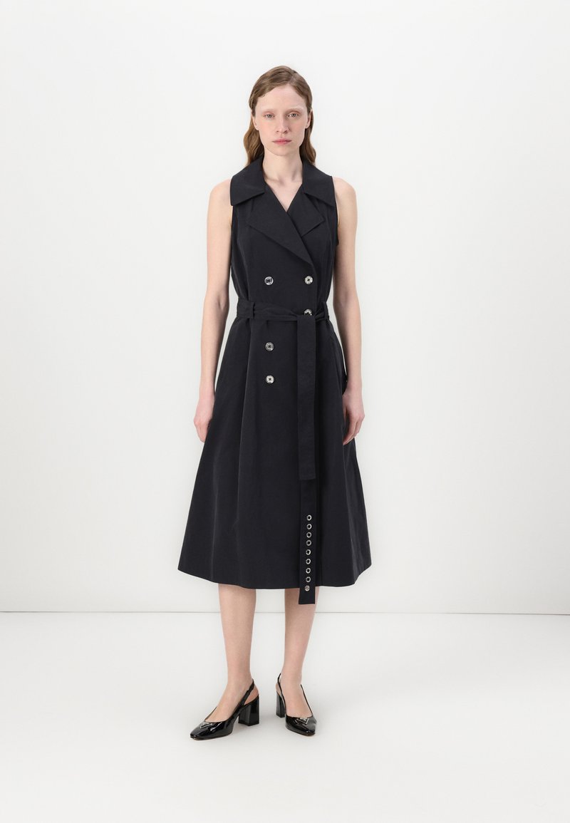 Ναυτικό γιλέκο φόρεμα τζάκετ χωρίς μανίκια με διπλή σειρά κουμπιών, μεγάλα κουμπιά, ζώνη και φαρδυά κωλόστα. Λείος ύφασμα με δομημένη σιλουέτα.