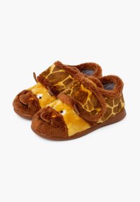 Pantofole a tema giraffa realizzate in materiale morbido e peloso di colore marrone e giallo, con una finitura morbida e testurizzata. Progettate con una fascia in Velcro e dettagli facciali.
