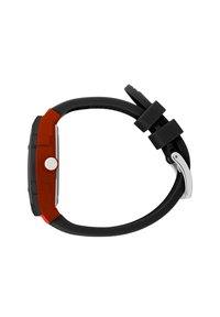 Reloj digital con una caja rectangular negra. Presenta un brillante acento rojo en el lateral y una correa flexible de silicona negra con una hebilla plateada.