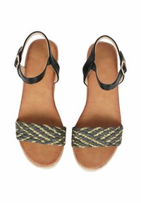 Sandali in pelle nera con una cinghia intrecciata grigia e dorata, soletta color cammello e cinturino alla caviglia regolabile con una fibbia in oro rosa.