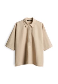 Camicia beige a maniche corte con colletto e apertura con bottoni, caratterizzata da una vestibilità rilassata e una texture morbida, adatta per un abbigliamento casual.