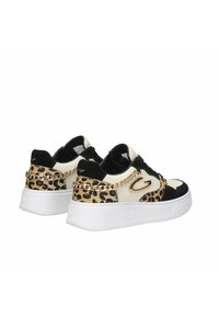 Sneakers con piattaforma caratterizzate da un mix di tessuto nero, crema e leopardato, con un accento in catena dorata sul tallone e una suola in gomma bianca.