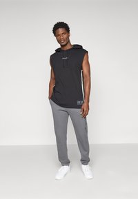Champion ICONS TONAL CUFF LARGE LOGO - Joggebukse - foggy
