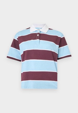 Polo à manches courtes avec de larges rayures horizontales bleu clair et bordeaux, doté d'un col blanc et de trois boutons au niveau du cou.