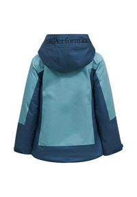 Waterdichte jas in tinten teal en marineblauw, met een capuchon, contrasterende panelen en het "PeakPerformance" logo op de kraag.