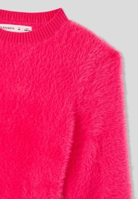 Maglione fuzzy di un luminoso colore rosa con scollatura a girocollo e dettagli a coste. La texture è morbida e vaporosa, con un taglio ampio.