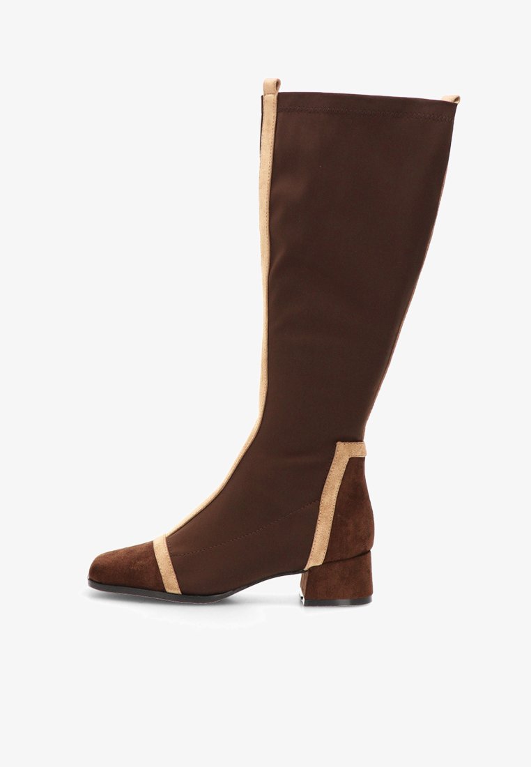 Bota marrón hasta la rodilla con una parte superior de tela lisa y un ribete en ante beige contrastante, con tacón grueso y diseño de punta puntiaguda.