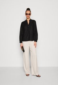 Marc O'Polo BLOUSE STAND UP COLLAR WITH V-NECK LONG SLEEVE - Tunika - black
