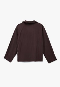 Camisa de manga larga marrón oscuro extendida sobre una superficie plana mostrando la parte trasera con cuello y puños abotonados sobre un fondo blanco.