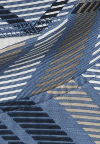 Textil mit einem geometrischen Muster, das blaue, cremefarbene und braune Streifen zeigt. Das Material ist gerippt mit einer glatten Oberfläche und sauberen Kanten.