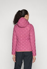 Μαλακό ροζ μπουφάν με υφή, ρυθμιζόμενη κουκούλα και πορτοκαλί λεπτομέρειες, σχεδιασμένο για ζεστασιά και χρήση σε εξωτερικούς χώρους.