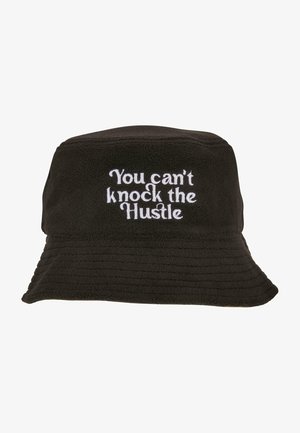 Crni bucket šešir od flisa, s vezom "Ne možeš srušiti trud" u bijeloj boji sprijeda. Teksturirana površina.