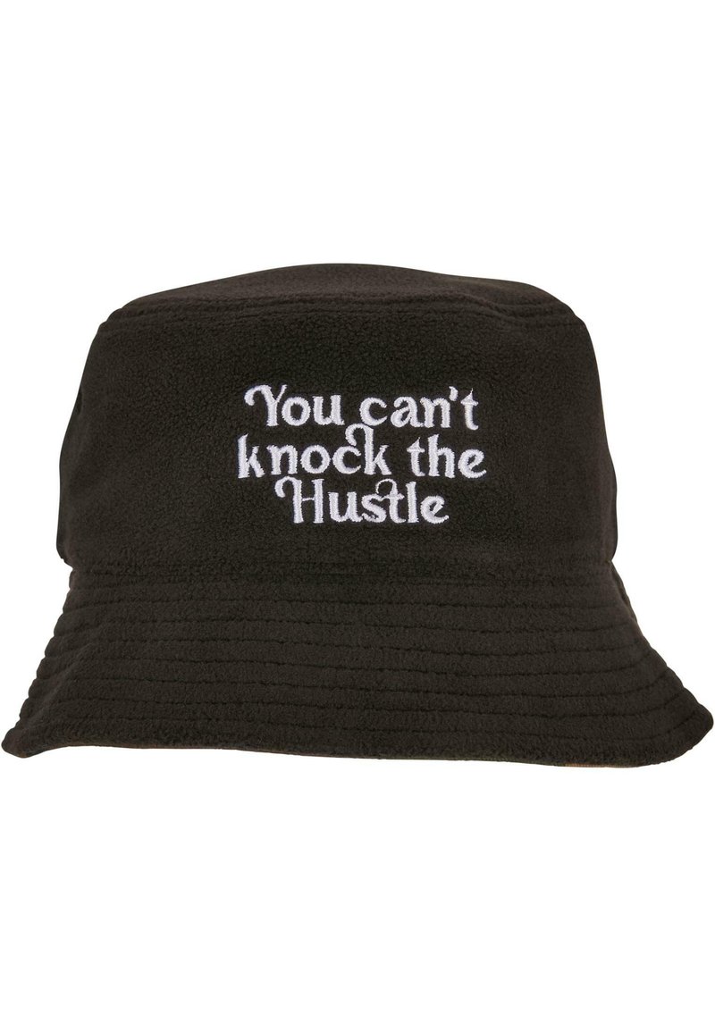 Chapeau seau noir en polaire, avec la phrase brodée "On ne peut pas rayer l'effort" en blanc à l'avant. Surface texturée.