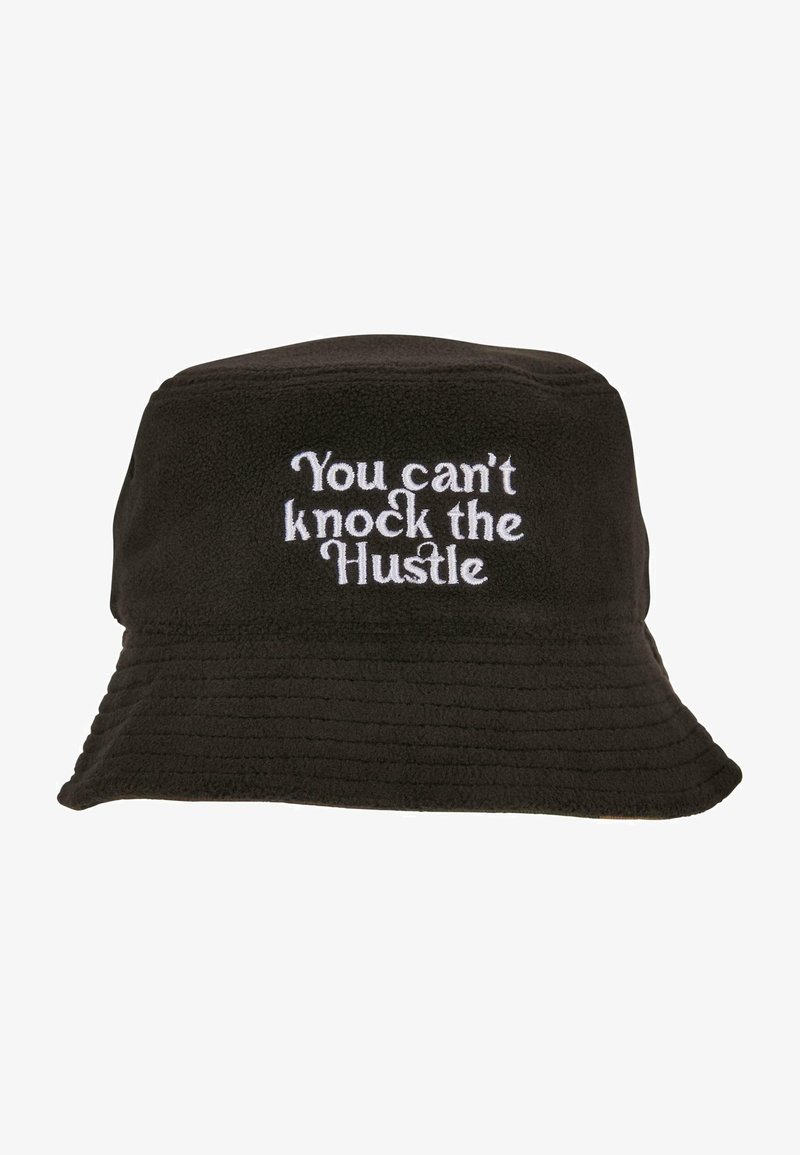 Svart bøttehatt laget av fleece, med den broderte teksten "Du kan ikke stoppe innsatsen" i hvitt foran. Teksturert overflate.