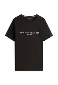 Svart T-skjorte med korte ermer med teksten "Tommy Hilfiger EST. 1985" og en liten rød, hvit og blå flagglogo sentrert på brystet.