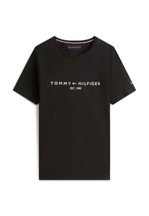 Fekete rövid ujjú póló "Tommy Hilfiger EST. 1985" felirattal és egy kis piros, fehér és kék zászló logóval a mellkas közepén.