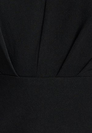 Zwarte jurk van gladde stof met verticale plooien op het lijfje. Kenmerkt zich door een getailleerde taille en naaddetail voor structuur.