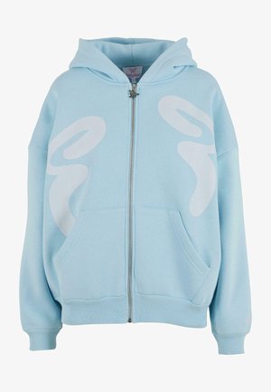 Világoskék, cipzáros kapucnis felső, puha anyagból készült, elöl nagyméretű fehér grafikai mintával, kenguruzsebekkel és bordás mandzsettákkal.