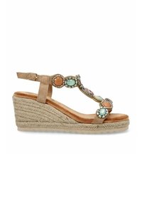 Sandalia de cuña de ante beige con piedras preciosas decorativas de múltiples colores, correa ajustable en el tobillo y plataforma de yute trenzado.