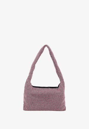Sac à épaule en tissu doux avec un motif à carreaux rose, une large bandoulière et une forme rectangulaire. Doté d'une doublure noire et d'une surface texturée.