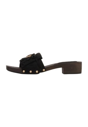 Mule noire à bout ouvert avec un petit talon bloc en bois, clous dorés le long du bord de la semelle, et une bride texturée ornée de franges superposées et d'une boucle décorative.