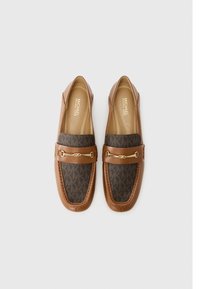 Smeđi kožni loafers s tamno uzorkastim tekstilnim panelom, zlatnim detaljima i dizajnom s okruglim prstom.