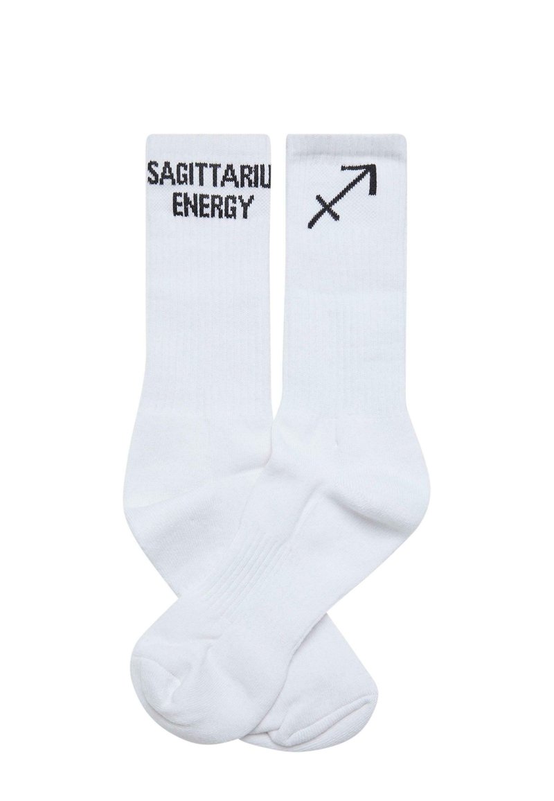Hvide bomuldsokker med sort trykt tekst "SAGITTARIUS ENERGY" og et sort Skyttens symbol. Har ribbet kant og glat tekstur.
