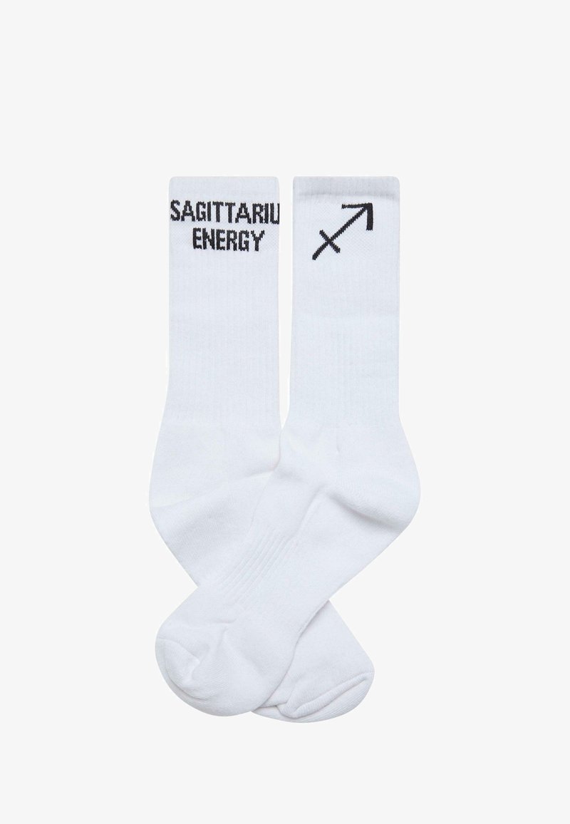 Bílé bavlněné ponožky s černým potiskem "SAGITTARIU ENERGIE" a černým symbolem Střelce. Mají vroubkovaný lem a hladkou texturu.